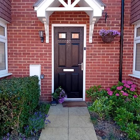 Beautiful En-Suite Room With Stairs Wokingham Exterior foto
